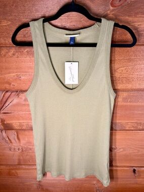 Universal Thread Ribbed Low Scoop Tank in Olive Green Size Large 🖤